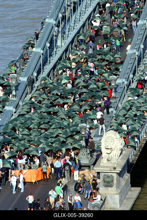 Zöldre váltott a Lánchíd-stock-foto
