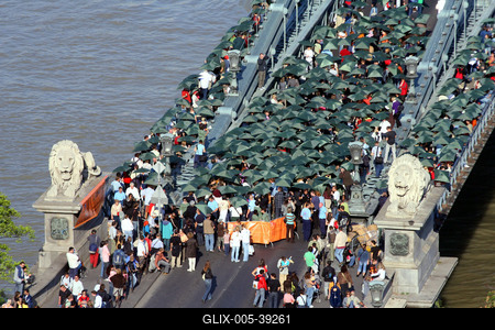 Zöldre váltott a Lánchíd-stock-foto