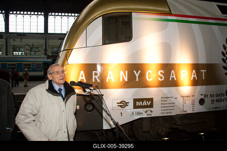 Útjára indult az Arancsapat-mozdony-stock-foto