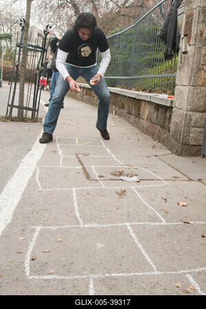 Deutsch Tamás az MTVA székháza előtt ugróiskolázott-stock-foto