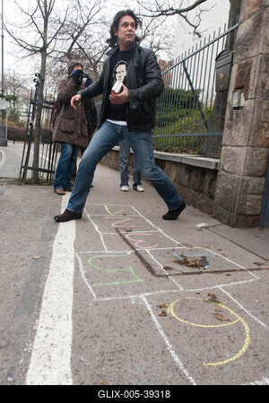 Deutsch Tamás az MTVA székháza előtt ugróiskolázott-stock-foto