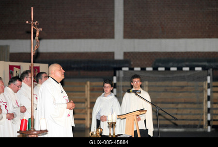 60. születésnapját focizással és istentisztelettel ünnepelte László atya-stock-foto