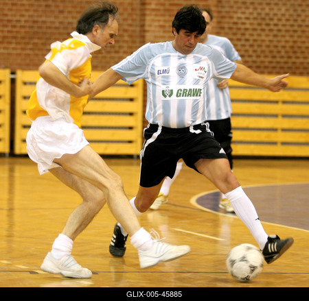 60. születésnapját focizással és istentisztelettel ünnepelte László atya-stock-foto