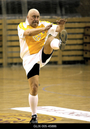 60. születésnapját focizással és istentisztelettel ünnepelte László atya-stock-foto