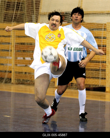 60. születésnapját focizással és istentisztelettel ünnepelte László atya-stock-foto