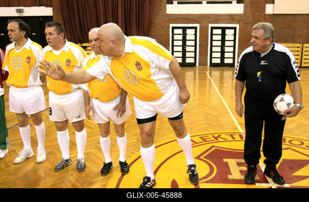 60. születésnapját focizással és istentisztelettel ünnepelte László atya-stock-foto