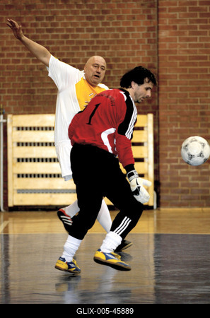 60. születésnapját focizással és istentisztelettel ünnepelte László atya-stock-foto