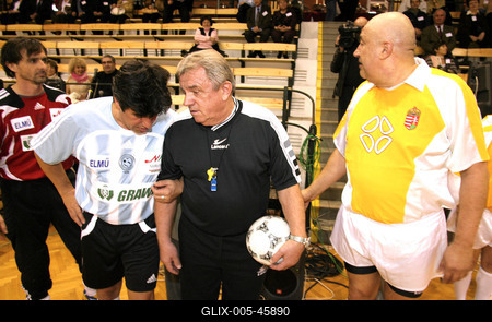 60. születésnapját focizással és istentisztelettel ünnepelte László atya-stock-foto