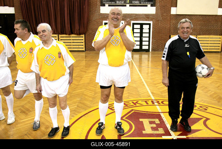 60. születésnapját focizással és istentisztelettel ünnepelte László atya-stock-foto