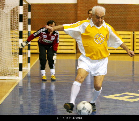 60. születésnapját focizással és istentisztelettel ünnepelte László atya-stock-foto