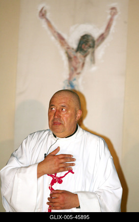 60. születésnapját focizással és istentisztelettel ünnepelte László atya-stock-foto