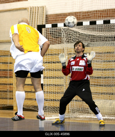 60. születésnapját focizással és istentisztelettel ünnepelte László atya-stock-foto