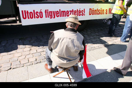Az előrehozott választásokért demonstráltak a Hősök terén-stock-foto