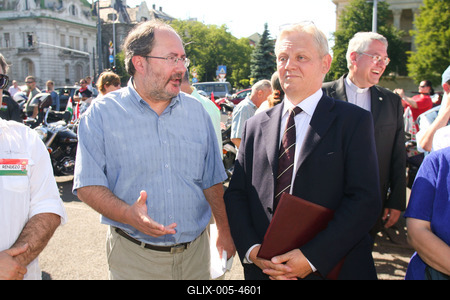Az előrehozott választásokért demonstráltak a Hősök terén-stock-foto