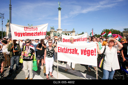 Az előrehozott választásokért demonstráltak a Hősök terén-stock-foto