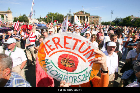 Az előrehozott választásokért demonstráltak a Hősök terén-stock-foto