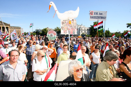 Az előrehozott választásokért demonstráltak a Hősök terén-stock-foto