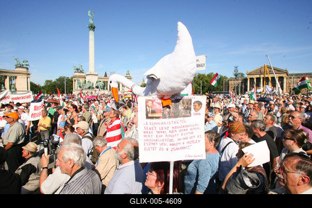 Az előrehozott választásokért demonstráltak a Hősök terén-stock-foto