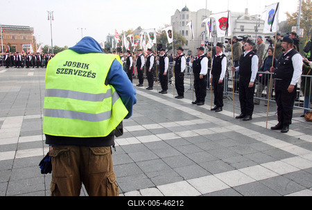 Gyerekeket is avatott a Magyar Gárda-stock-foto