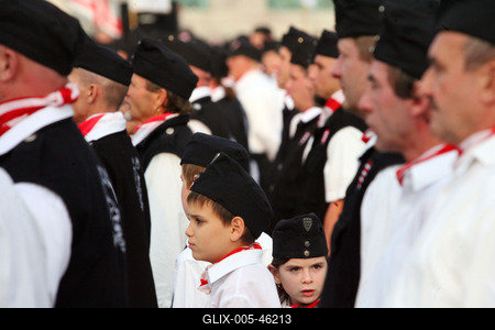 Gyerekeket is avatott a Magyar Gárda-stock-foto