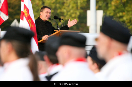 Gyerekeket is avatott a Magyar Gárda-stock-foto
