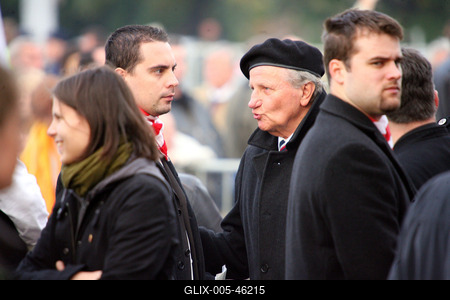 Gyerekeket is avatott a Magyar Gárda-stock-foto