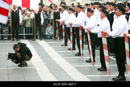 Gyerekeket is avatott a Magyar Gárda-stock-foto