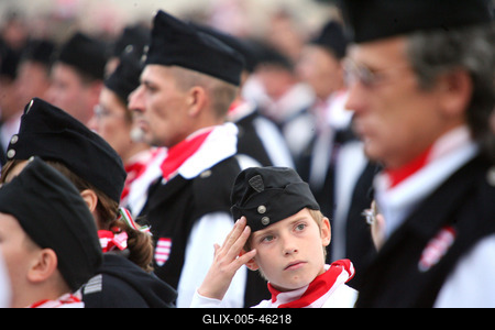 Gyerekeket is avatott a Magyar Gárda-stock-foto
