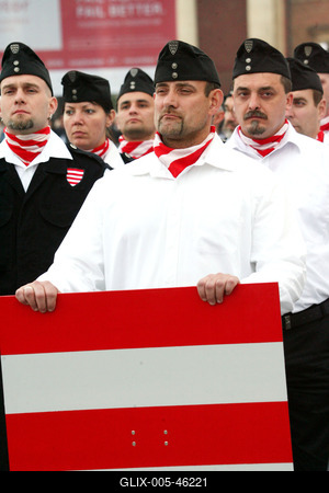 Gyerekeket is avatott a Magyar Gárda-stock-foto