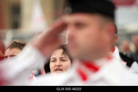 Gyerekeket is avatott a Magyar Gárda-stock-foto