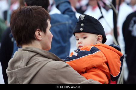 Gyerekeket is avatott a Magyar Gárda-stock-foto