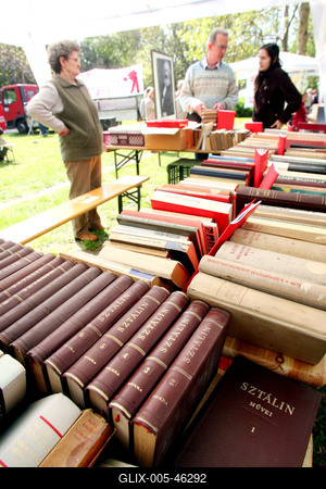 Tömegek a városligeti majálison-stock-foto