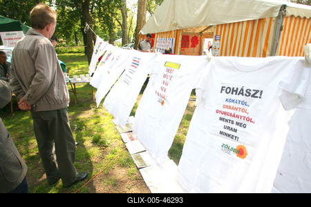 Tömegek a városligeti majálison-stock-foto