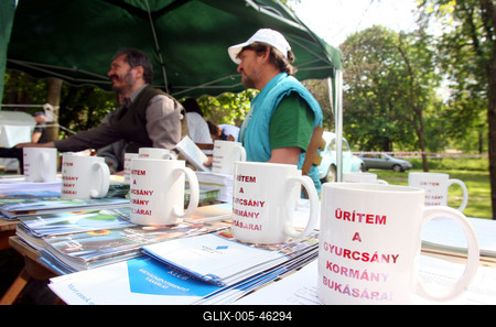 Tömegek a városligeti majálison-stock-foto