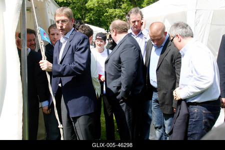 Tömegek a városligeti majálison-stock-foto