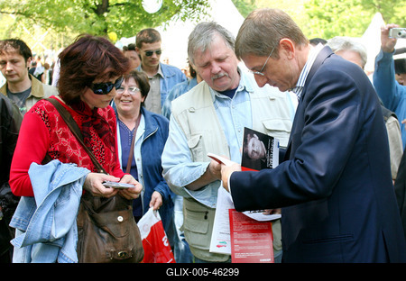 Tömegek a városligeti majálison-stock-foto