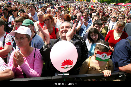 Tömegek a városligeti majálison-stock-foto