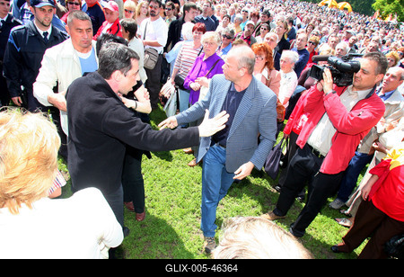 Tömegek a városligeti majálison-stock-foto