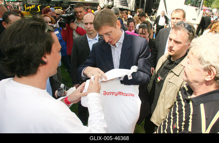 Tömegek a városligeti majálison-stock-foto