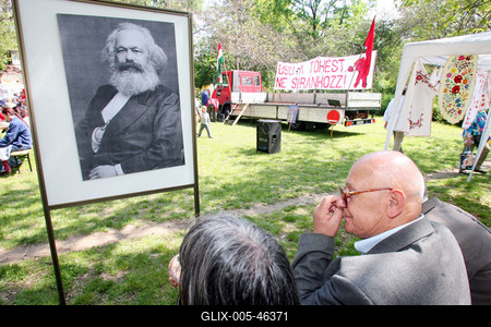 Tömegek a városligeti majálison-stock-foto