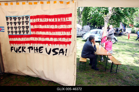 Tömegek a városligeti majálison-stock-foto