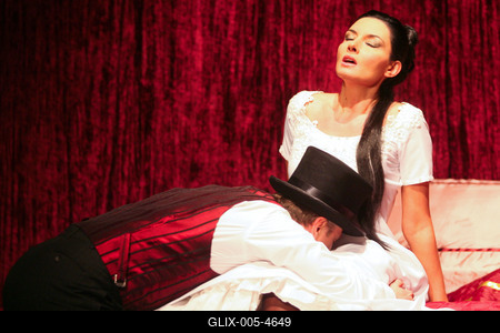 Színház - Családi ágy a Komédiumban-stock-foto