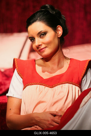 Színház - Családi ágy a Komédiumban-stock-foto