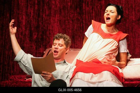 Színház - Családi ágy a Komédiumban-stock-foto