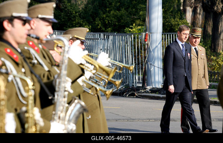 Zászlófelvonás a Kossuth téren-stock-foto