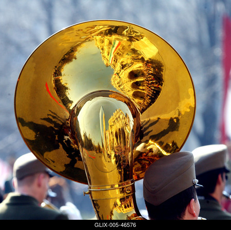 Zászlófelvonás a Kossuth téren-stock-foto