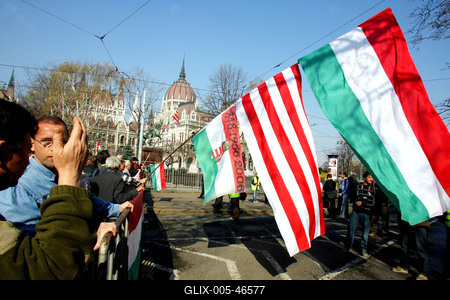 Zászlófelvonás a Kossuth téren-stock-foto