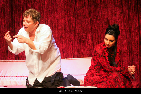 Színház - Családi ágy a Komédiumban-stock-foto