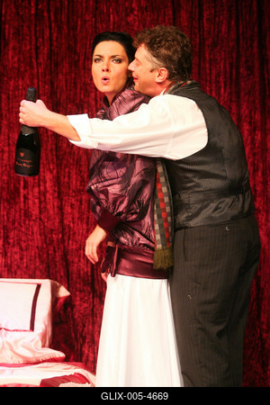 Színház - Családi ágy a Komédiumban-stock-foto