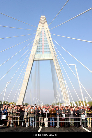 Átadták a Megyeri hidat-stock-foto